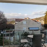 Apartament Laledo *